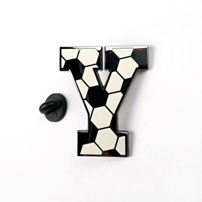 Beli Promosi Hard Enamel Soccer Sport Pin Dengan Kembali Karet pembuatan online