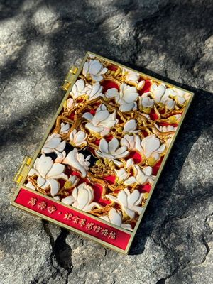 Beli Magnet Kulkas Enamel Lembut dengan Desa Musim Dingin yang Rinci dan Simbol Surgawi pembuatan online