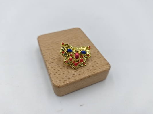 Beli Stylish and Durable Lapel Pin with Brilliant Golden Butterfly and Eye-Catching Gemstone pembuatan online