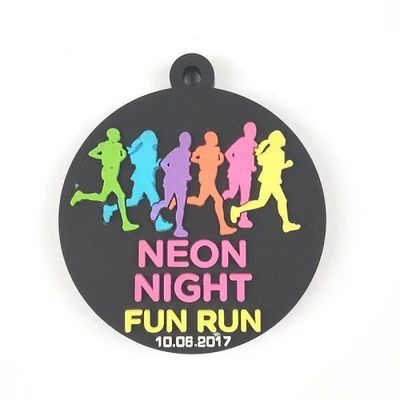 Eco friendly Medali Pribadi / Medali Karet PVC Hitam Medali 3D untuk Neon Night Fun Run