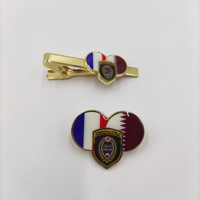 Custom Tournament Security Force Badge Premium Berbentuk Hati Dual Flag Enamel Pin And Tie Clip Set